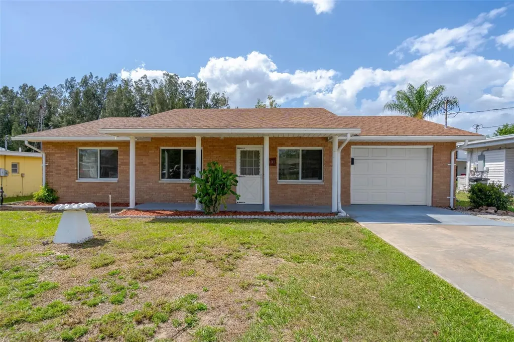 1001 Dora Avenue Tavares FL 32778
