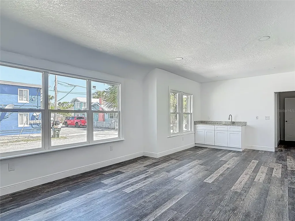 547 N Ridgewood Avenue Daytona Beach FL 32114