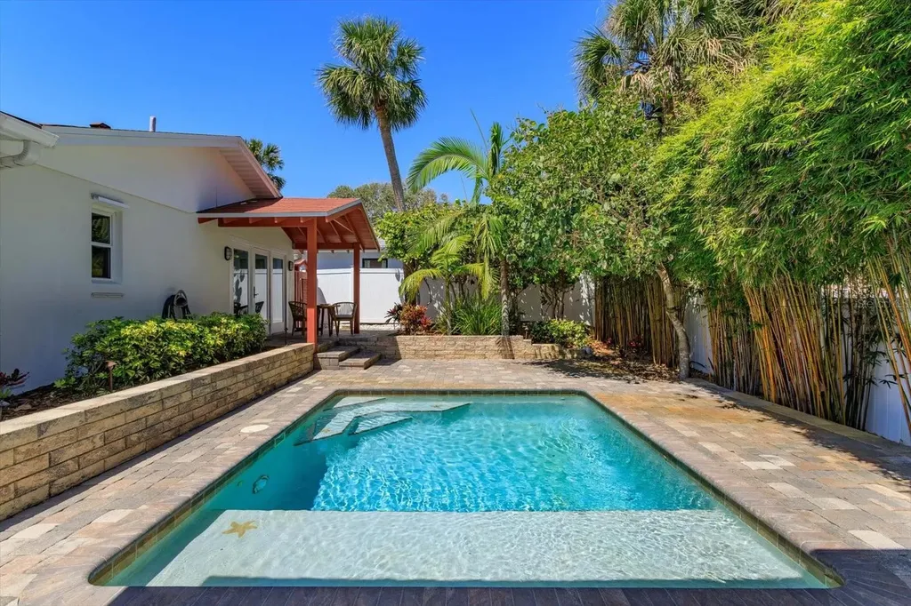 910 Locust Street New Smyrna Beach FL 32169