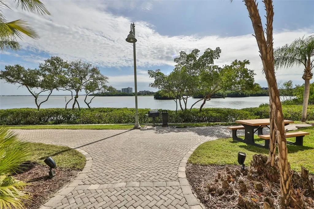 2739 Via Capri Clearwater FL 33764