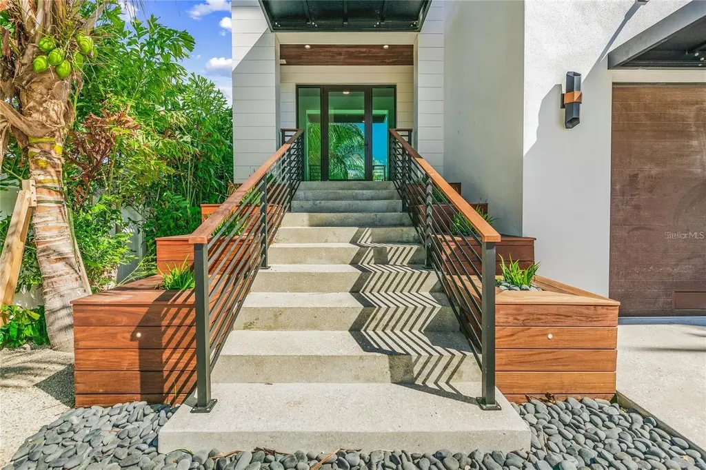 135 Grant Drive Sarasota FL 34236