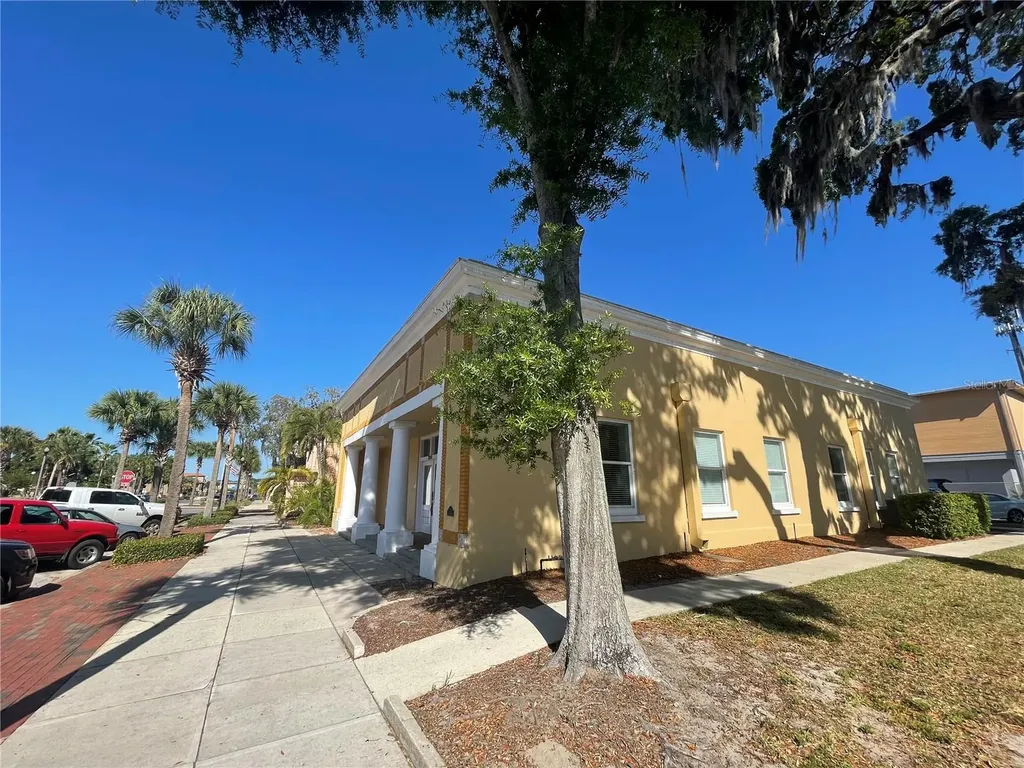 220 W Main Street Tavares FL 32778