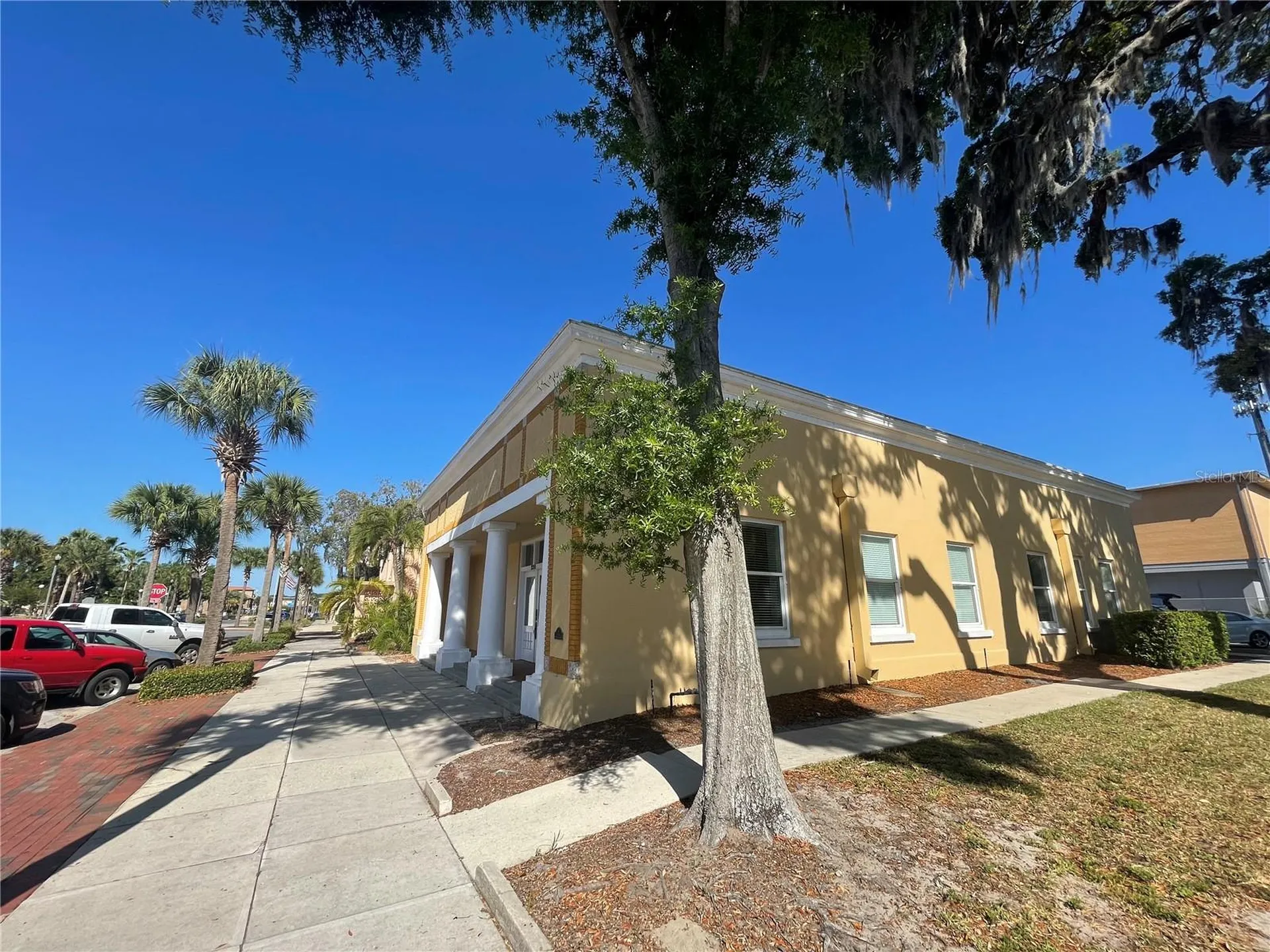 220 W Main Street Tavares FL 32778