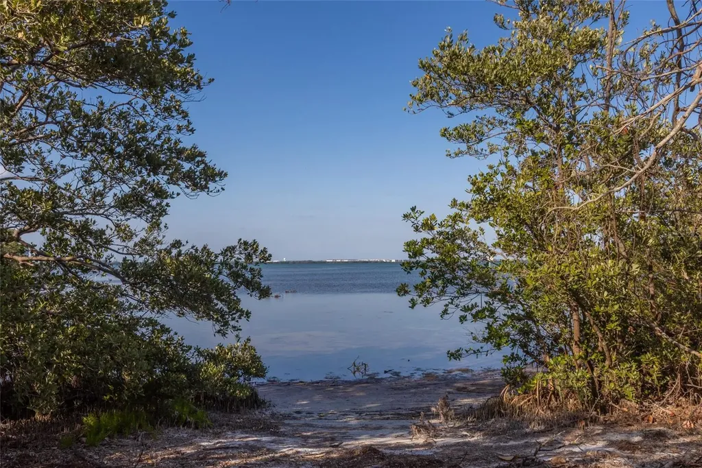 560 Gulf Bay Road Longboat Key FL 34228