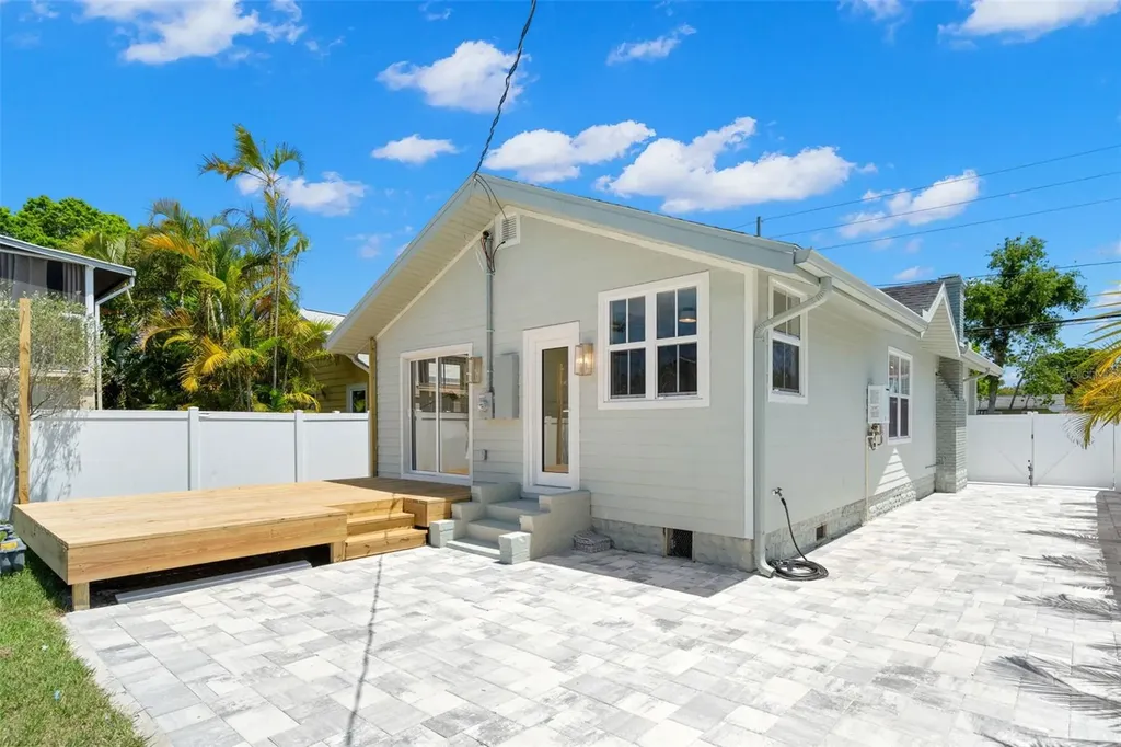 422 24th Street N St Petersburg FL 33713