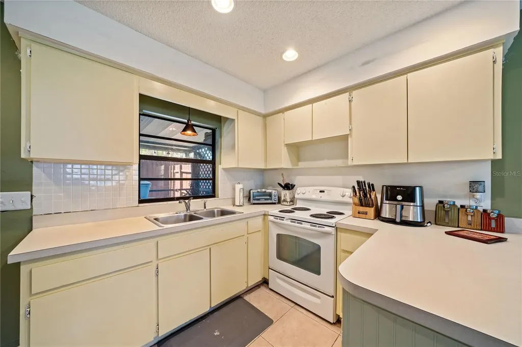 2207 W Ohio Avenue Tampa FL 33607
