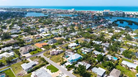5930 Briarwood Avenue Sarasota FL 34231