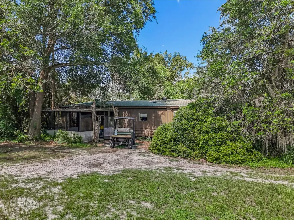 41204 Emeralda Island Road Leesburg FL 34788