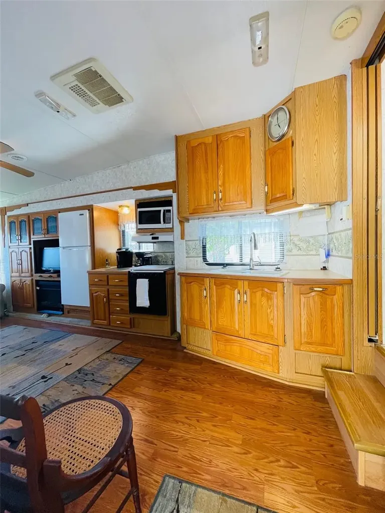 86 Eagle Point S Osteen FL 32764