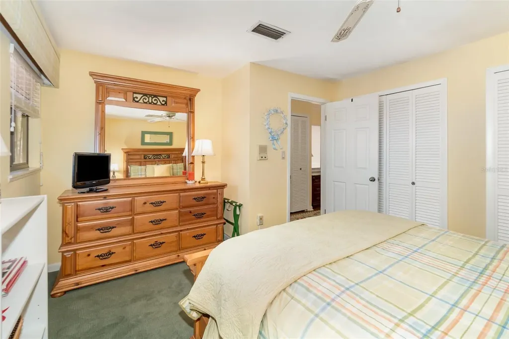 702 Clusterwood Drive Yalaha FL 34797