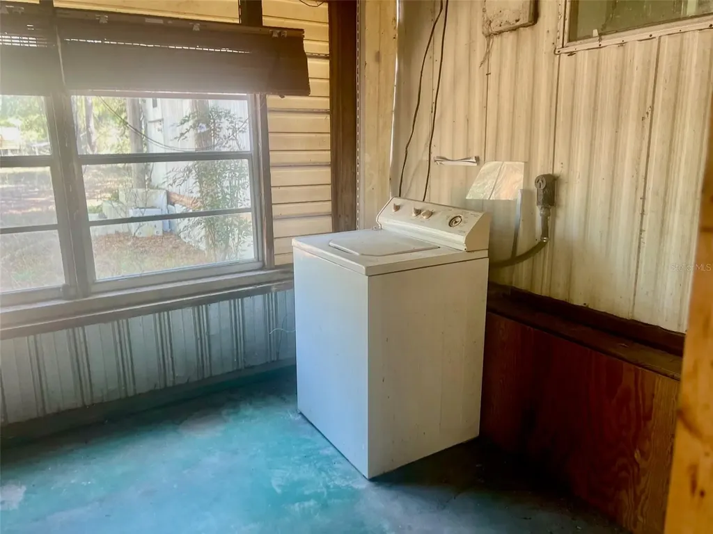 11372 E Highway 25 Ocklawaha FL 32179