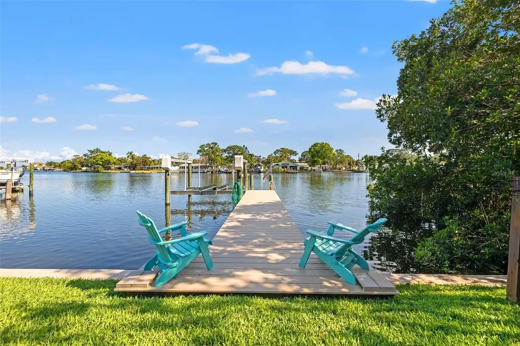 292 Sunlit Cove Drive NE St Petersburg FL 33702