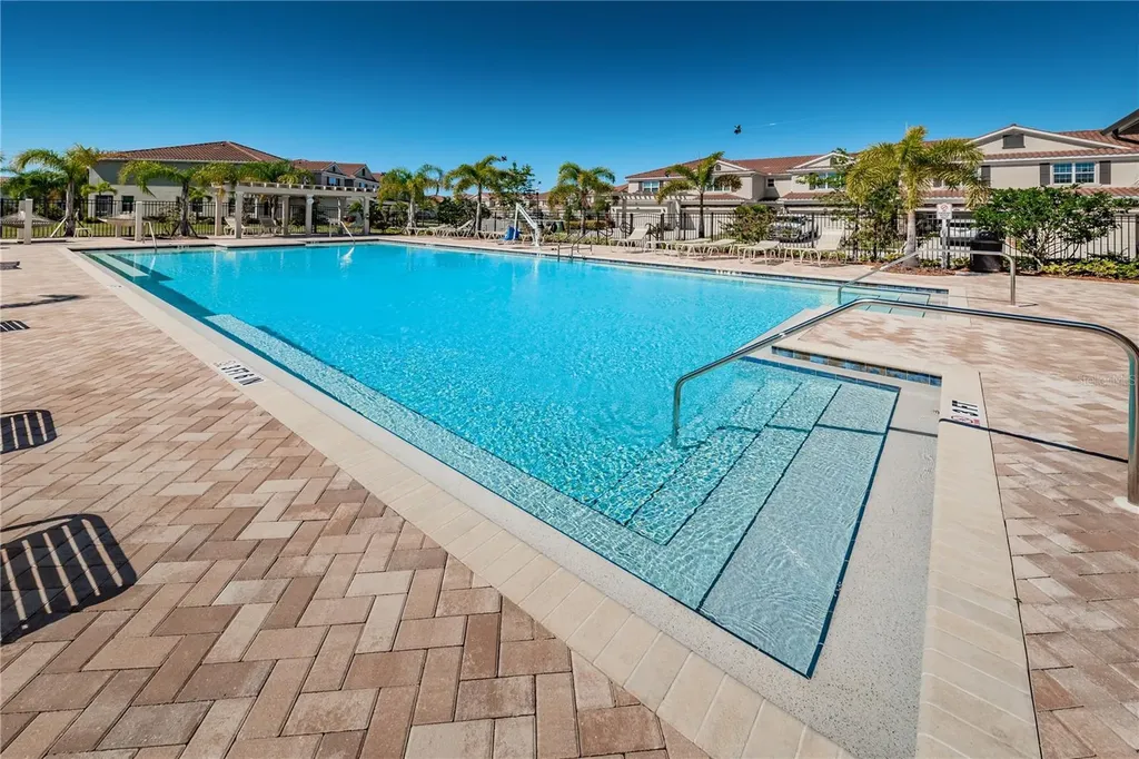 5225 5th Way N St Petersburg FL 33703