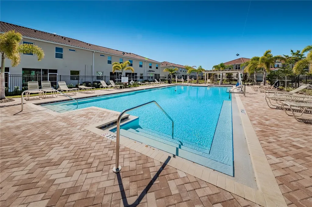 5225 5th Way N St Petersburg FL 33703