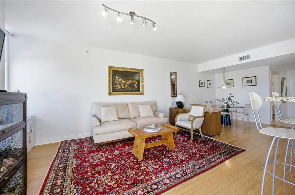 800 N Tamiami Trail Sarasota FL 34236