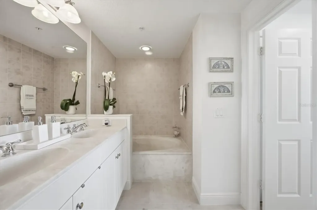 800 N Tamiami Trail Sarasota FL 34236