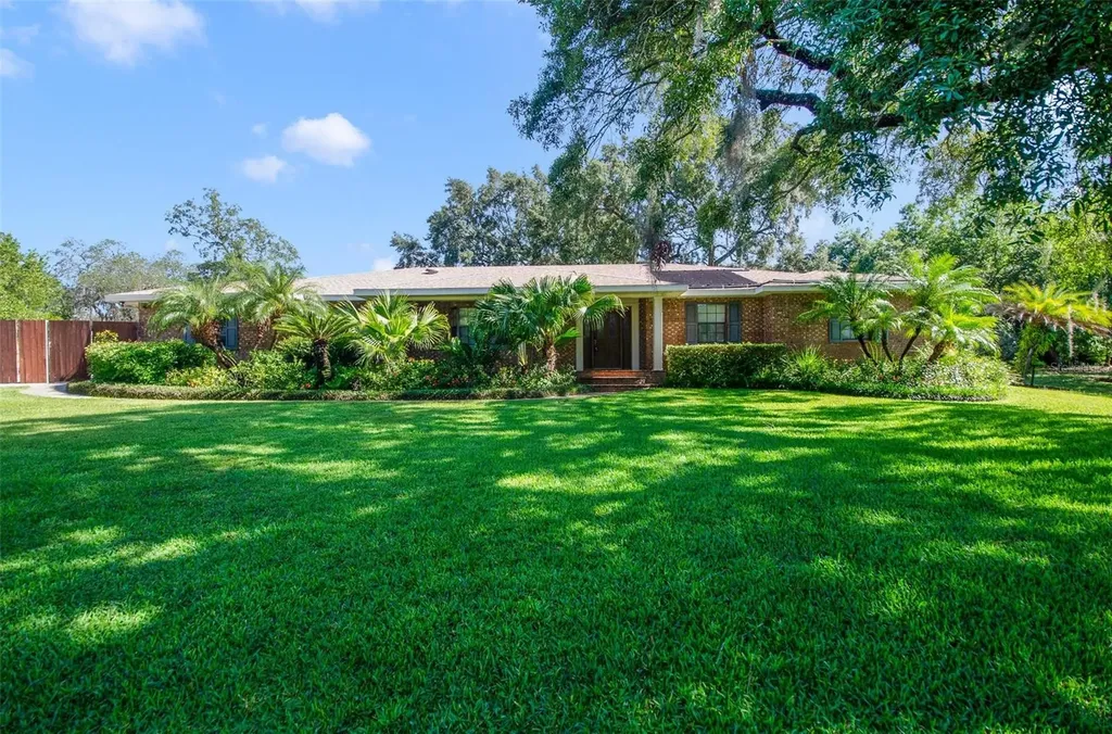 15935 J And J Drive Tavares FL 32778