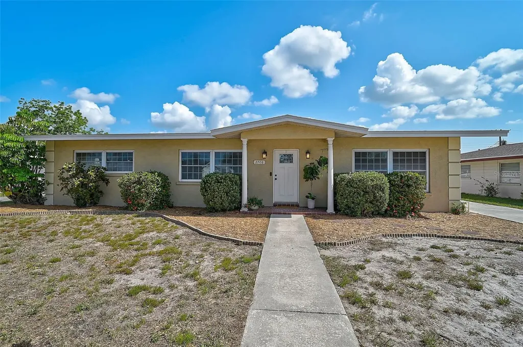 2708 27th Avenue Drive W Bradenton FL 34205