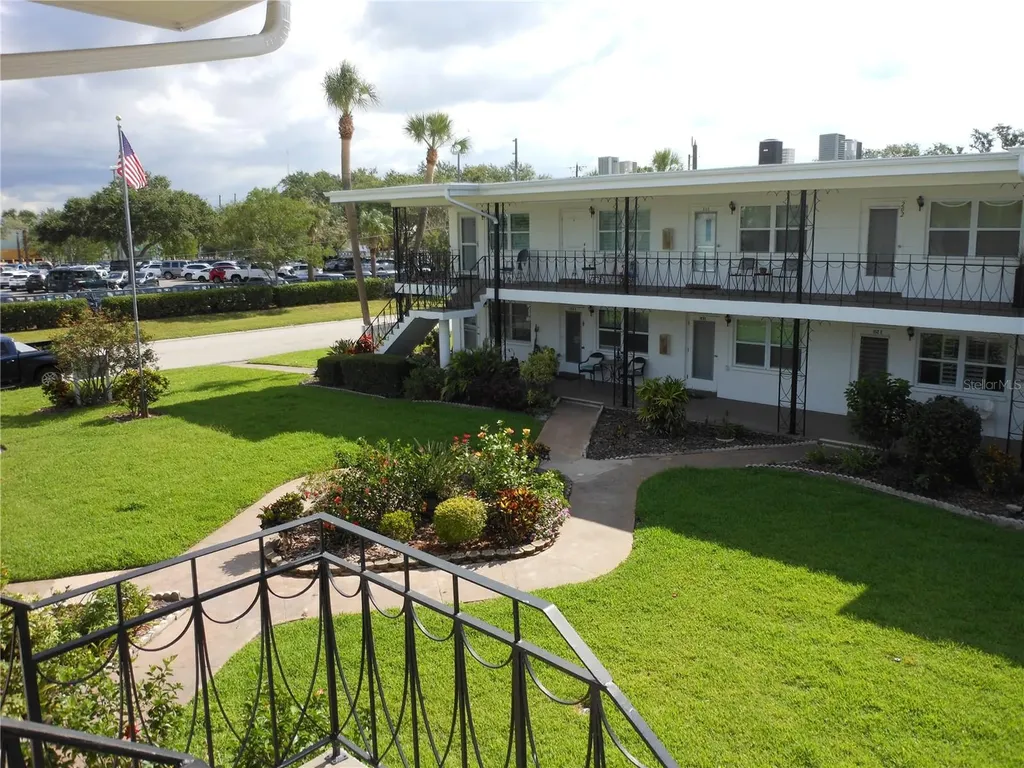 138 36th Avenue N St Petersburg FL 33704
