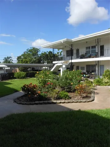 138 36th Avenue N St Petersburg FL 33704