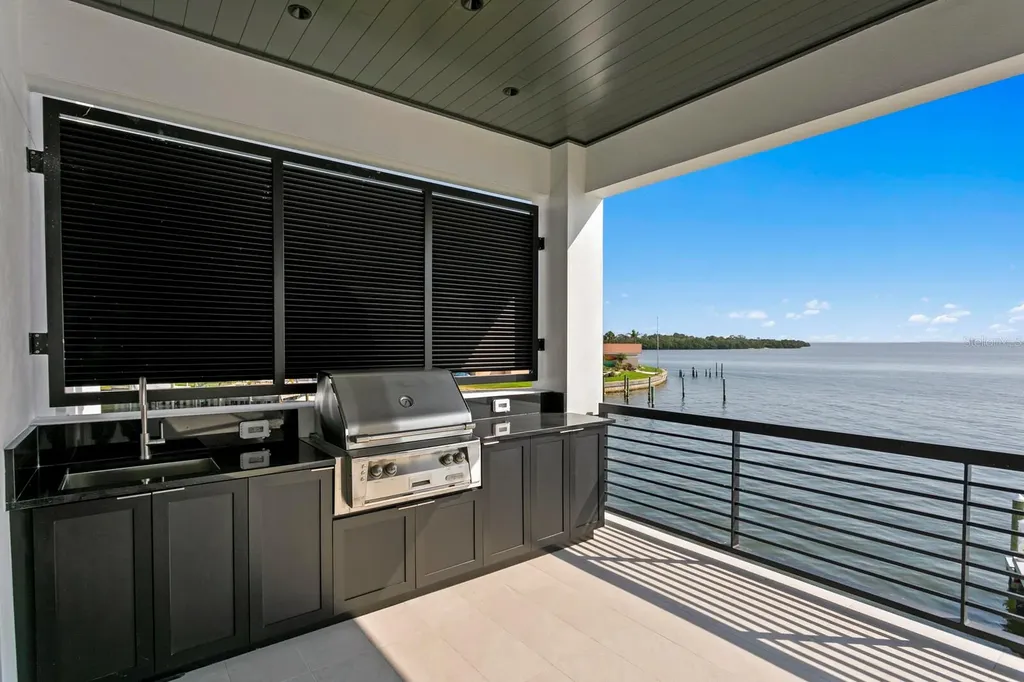 2087 Michigan Avenue NE St Petersburg FL 33703