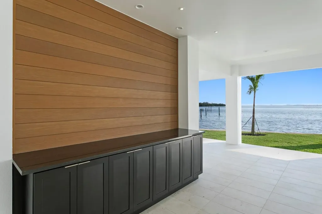 2087 Michigan Avenue NE St Petersburg FL 33703