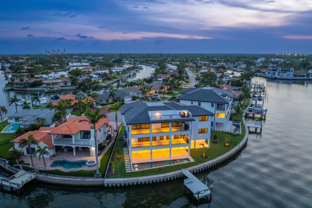 2087 Michigan Avenue NE St Petersburg FL 33703