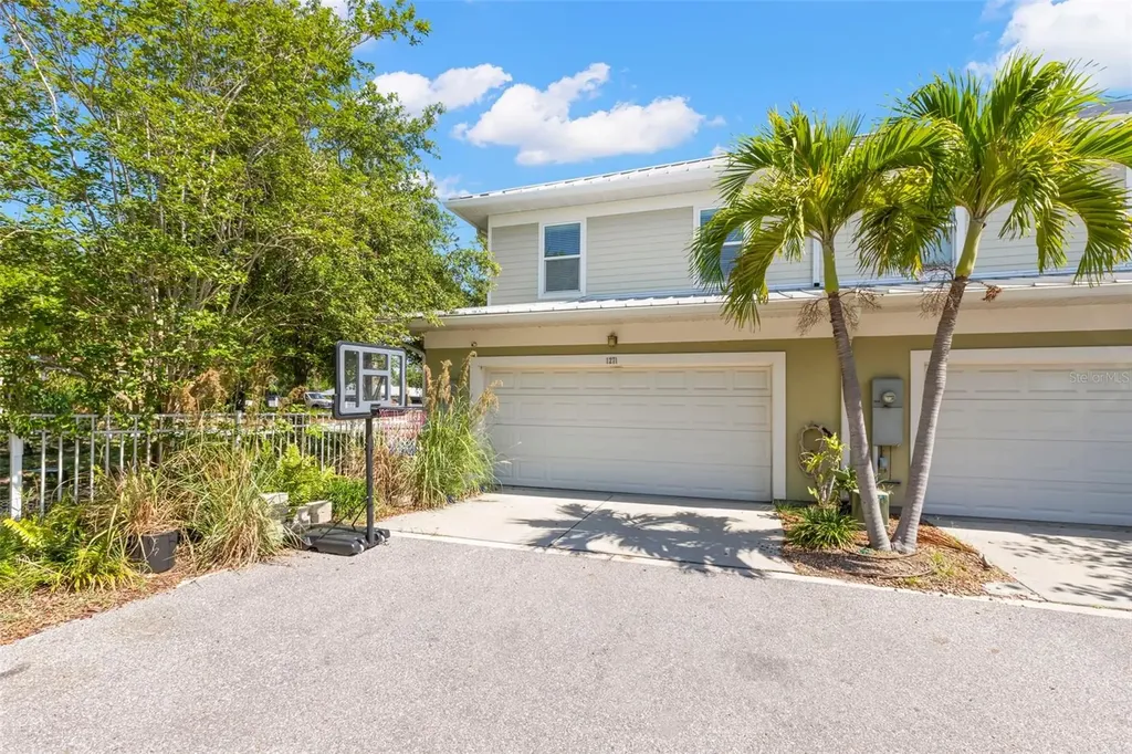1271 Drew Street Clearwater FL 33755