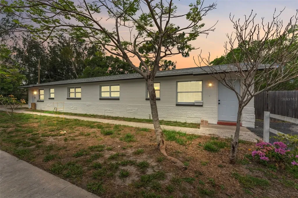 137 NE Monroe Circle N St Petersburg FL 33702