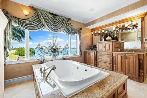 290 N Washington Drive Sarasota FL 34236