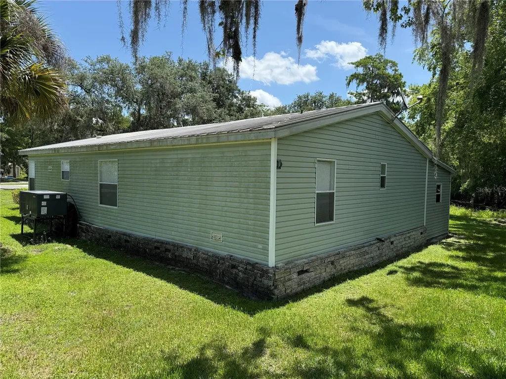 26 Canal Way Lake Panasoffkee FL 33538