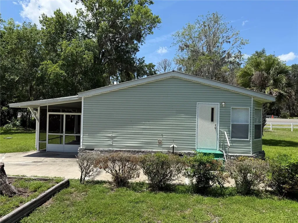 26 Canal Way Lake Panasoffkee FL 33538
