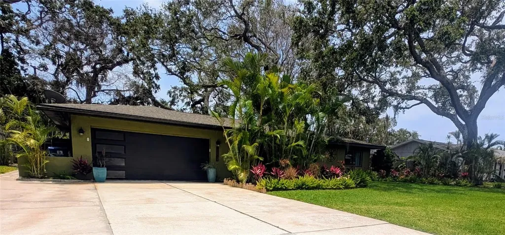 8260 32nd Avenue N St Petersburg FL 33710