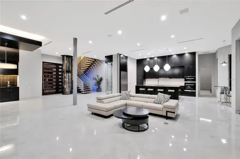 527 W Davis Boulevard Tampa FL 33606