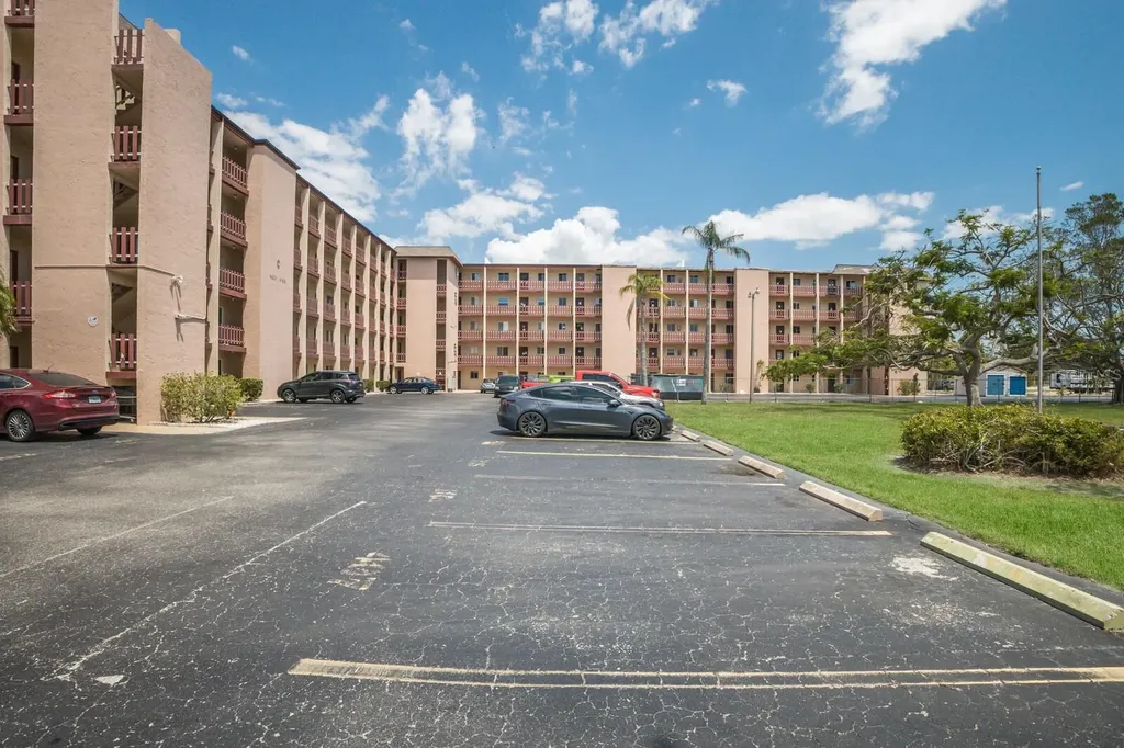 4015 Lake Bayshore Drive Bradenton FL 34205