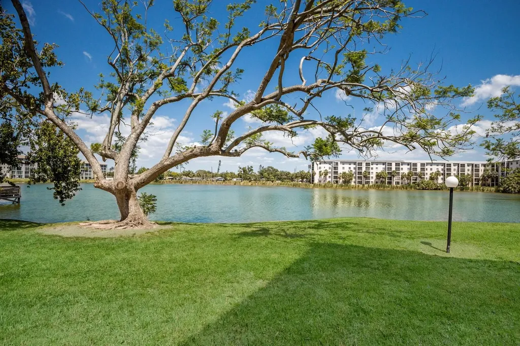 4015 Lake Bayshore Drive Bradenton FL 34205