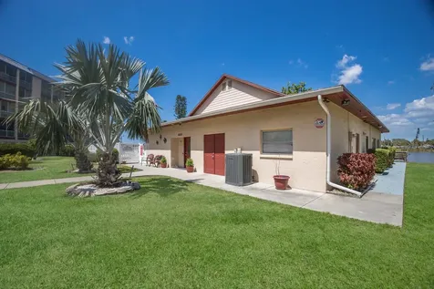4015 Lake Bayshore Drive Bradenton FL 34205