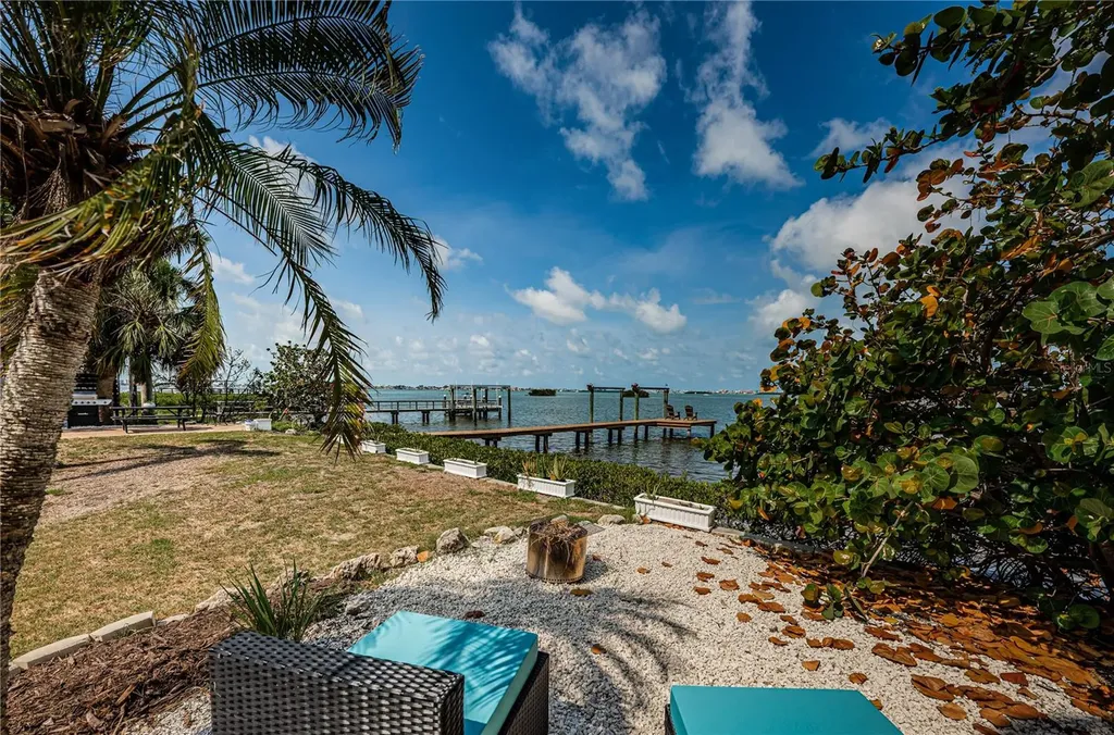 2834 Pelham Road N St Petersburg FL 33710