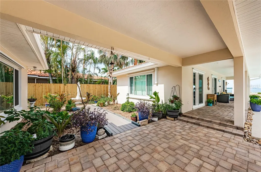 2834 Pelham Road N St Petersburg FL 33710
