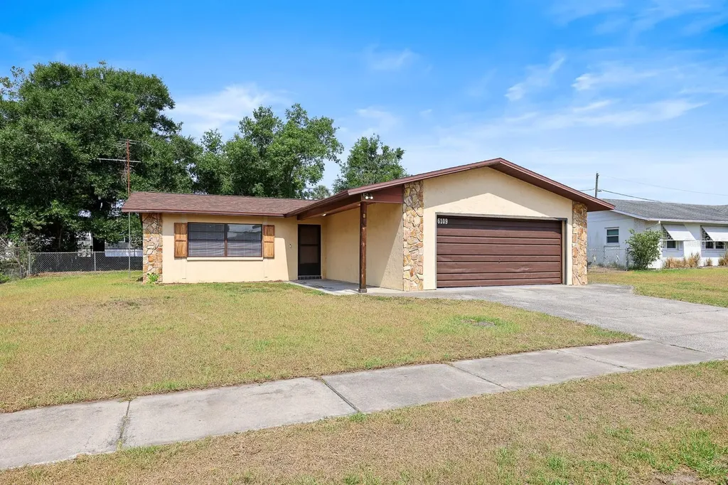 6109 16th Street Zephyrhills FL 33542
