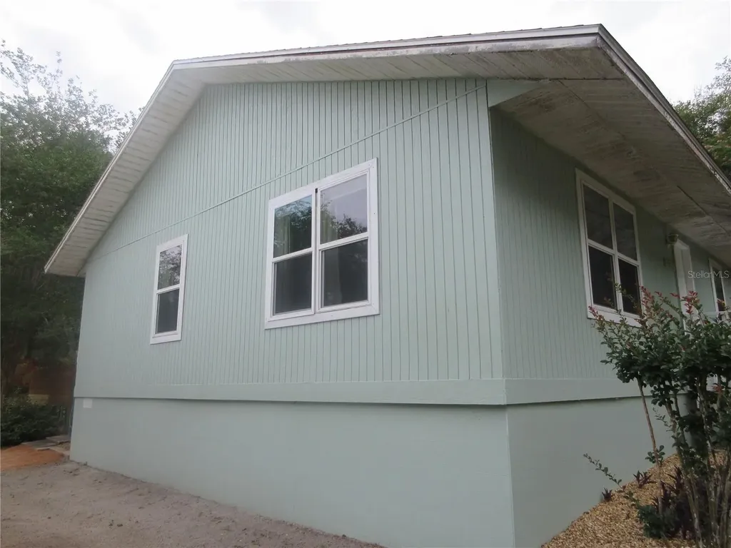 5949 SE 164th Court Ocklawaha FL 32179
