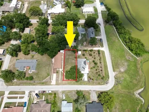 14306 1st Street Dade City FL 33525