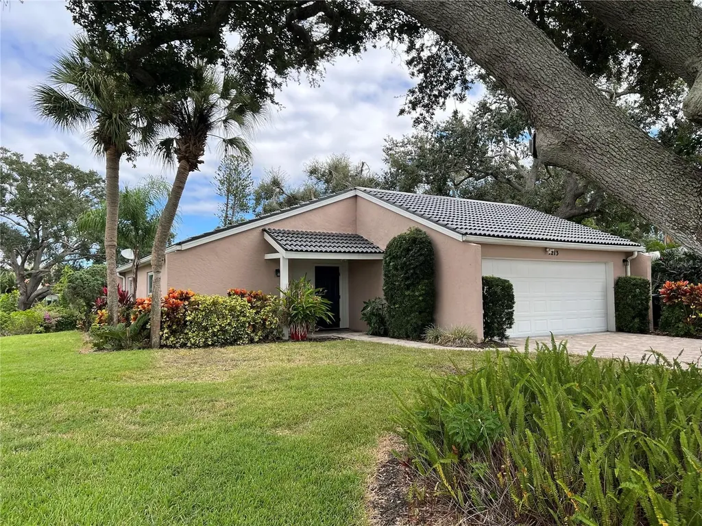 7213 Las Casas Drive Sarasota FL 34243