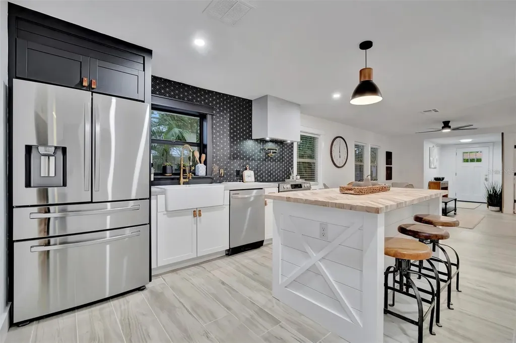 2713 4th Avenue W Bradenton FL 34205