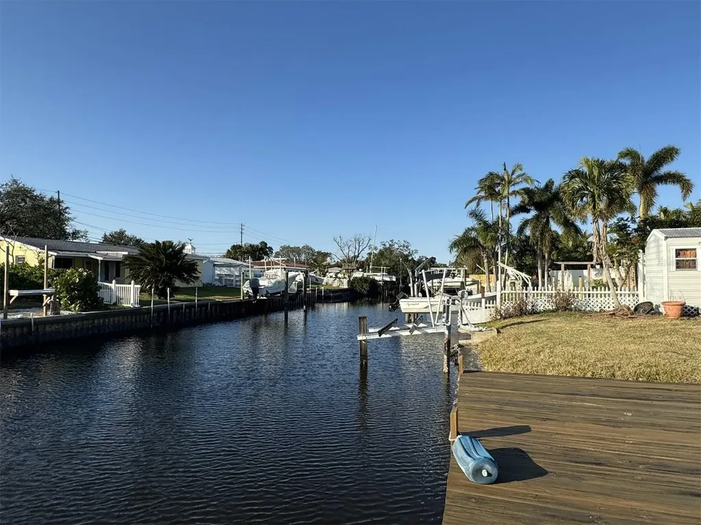 9524 Treasure Lane NE St Petersburg FL 33702