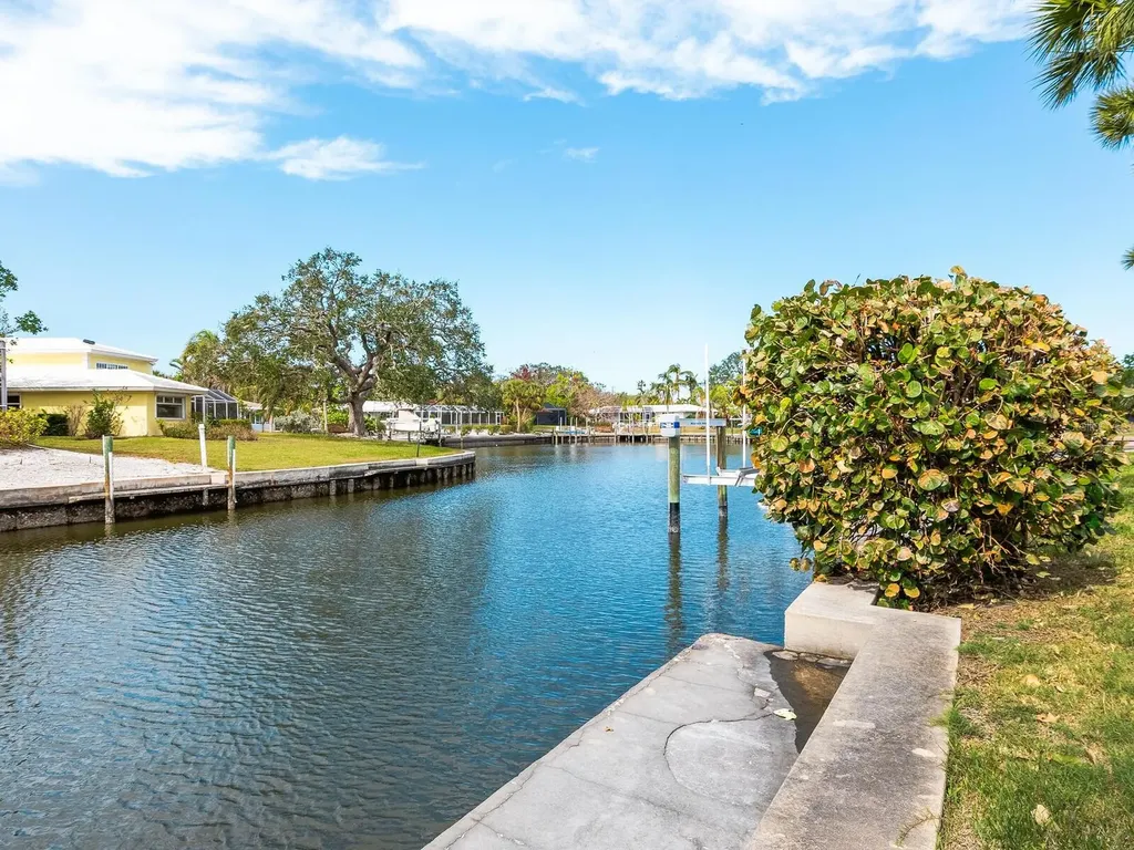 5560 Shadow Lawn Drive Sarasota FL 34242