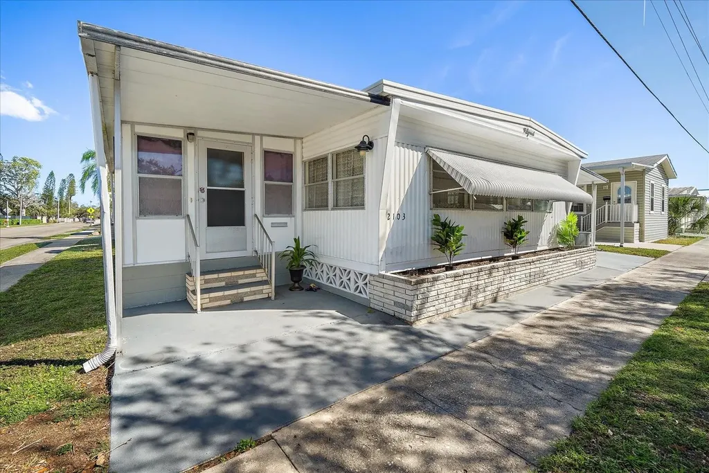 2103 18th Street W Bradenton FL 34205
