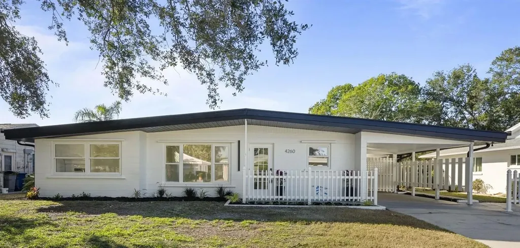 4260 Des Plains Drive Sarasota FL 34233