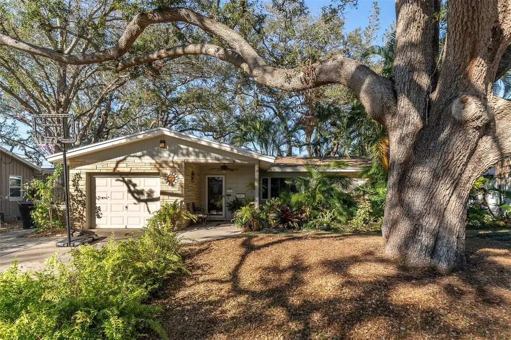 5129 11th Avenue N St Petersburg FL 33710