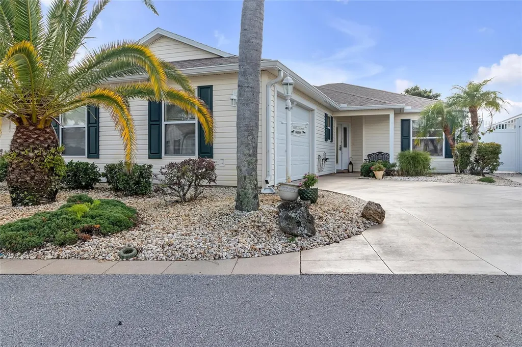 906 Drakeswood Avenue The Villages FL 32162